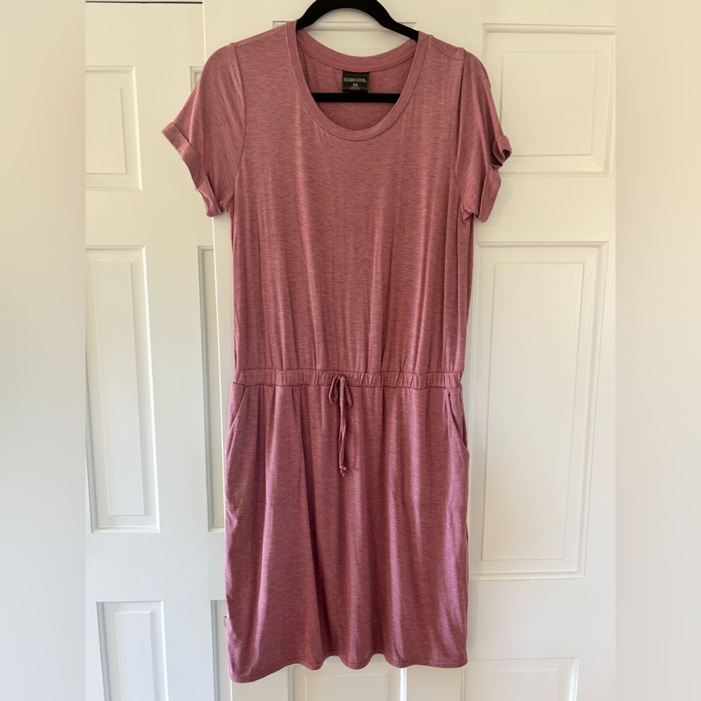 NEW casual dress. Tshirt dress style with cinched waist and POCKETS! Size Medium